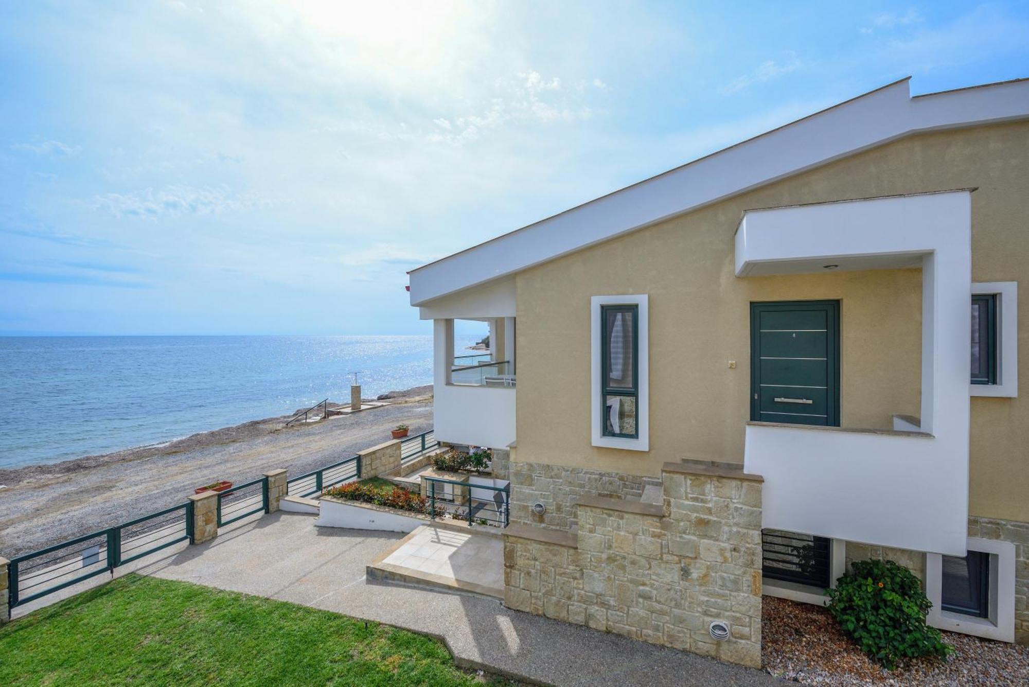 Elpiniki Luxury Apartments Nea Poteidaia Exterior photo