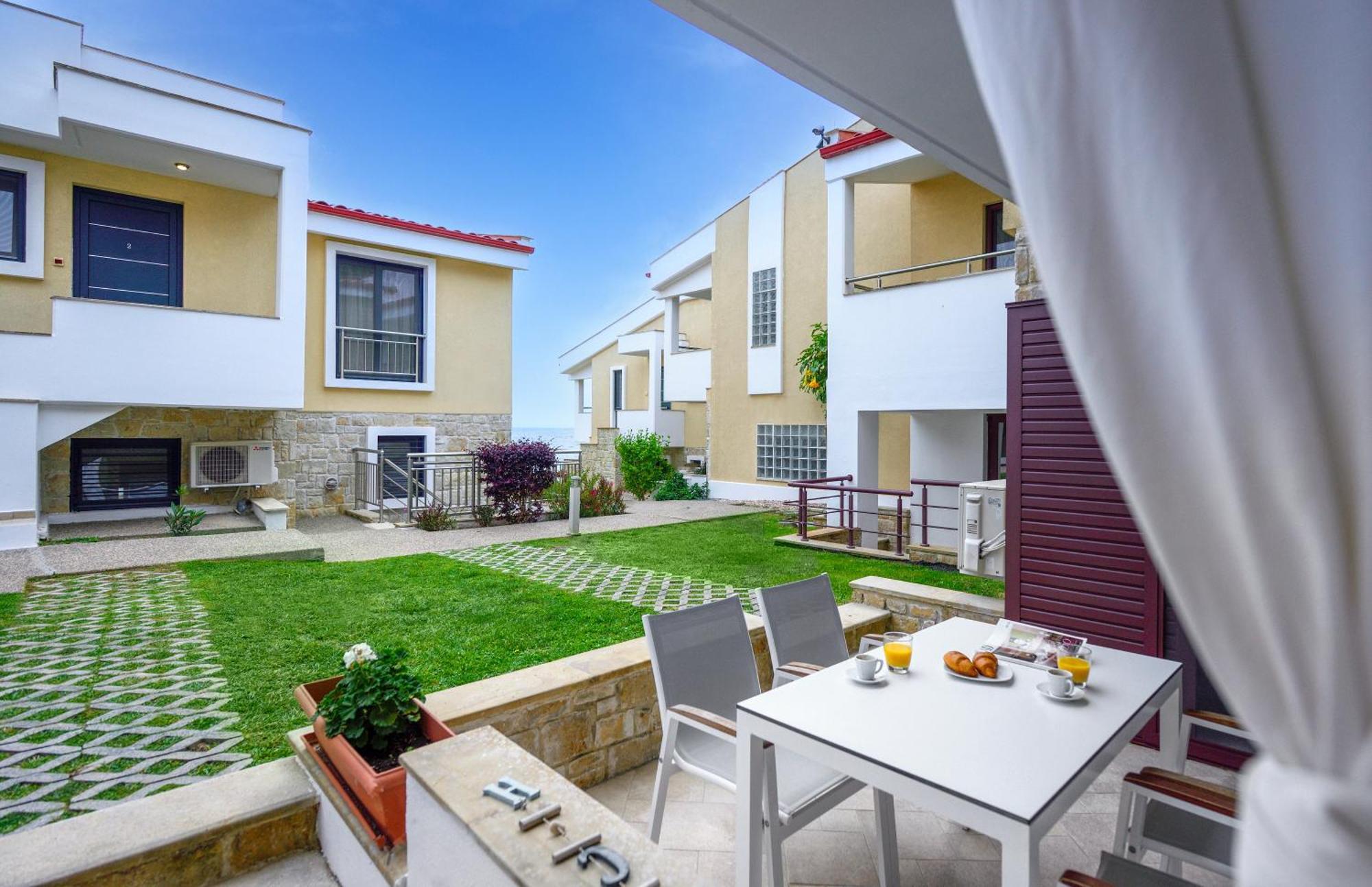 Elpiniki Luxury Apartments Nea Poteidaia Exterior photo